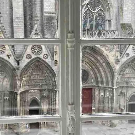 Vue Imprenable Sur Le Parvis De La Cathedrale